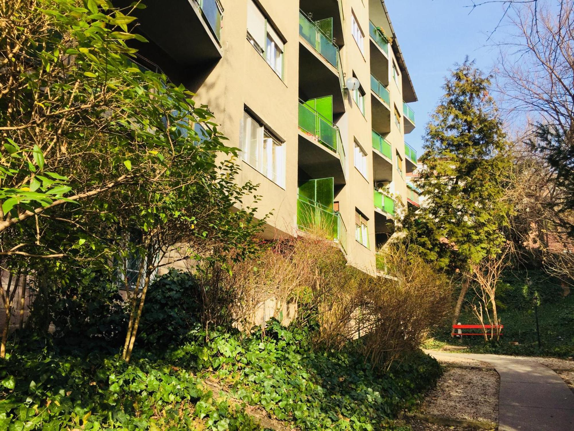 Newberry With Balcony Apartment